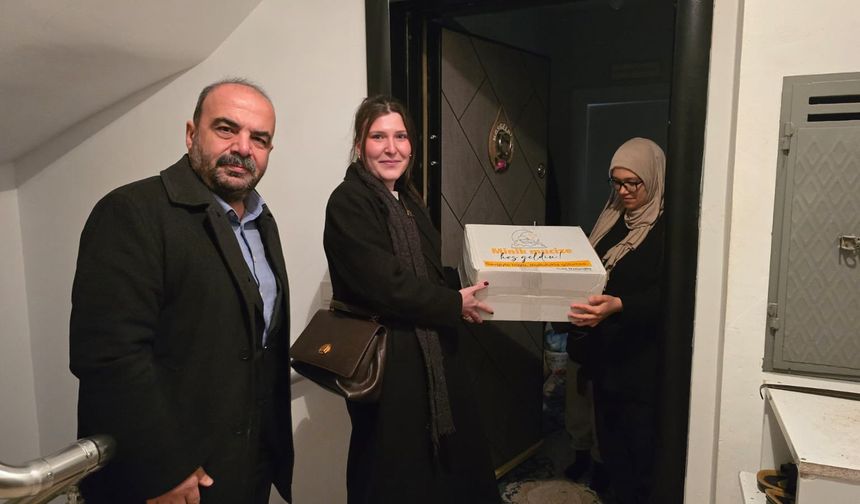 Yeni Doğan Bebeklere Nebi Hatipoğlu'ndan Hediye takdim ettiler