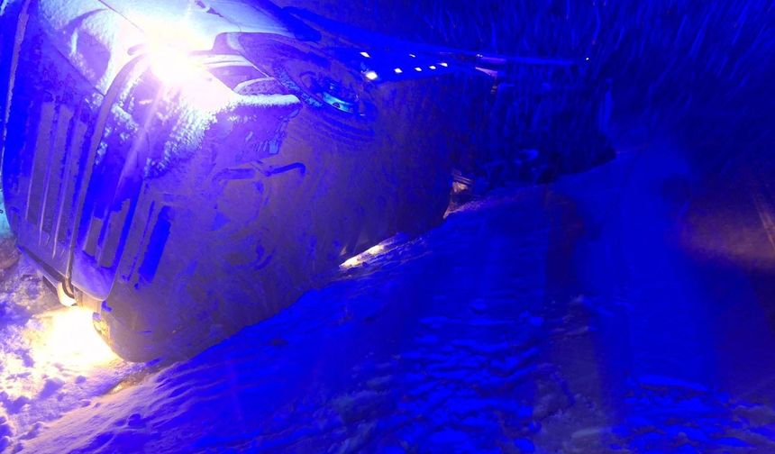 Yoğun kar yağışta kayan tır devrildi, sürücü yaralandı