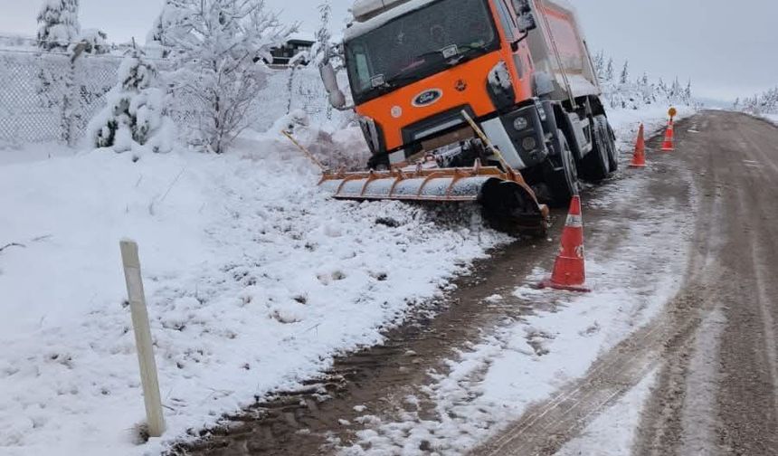 Eskişehir'de kar küreme aracı yoldan çıktı