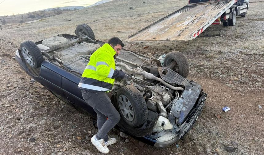 Şarampole devrilen otomobilde 2 kişi yaralandı
