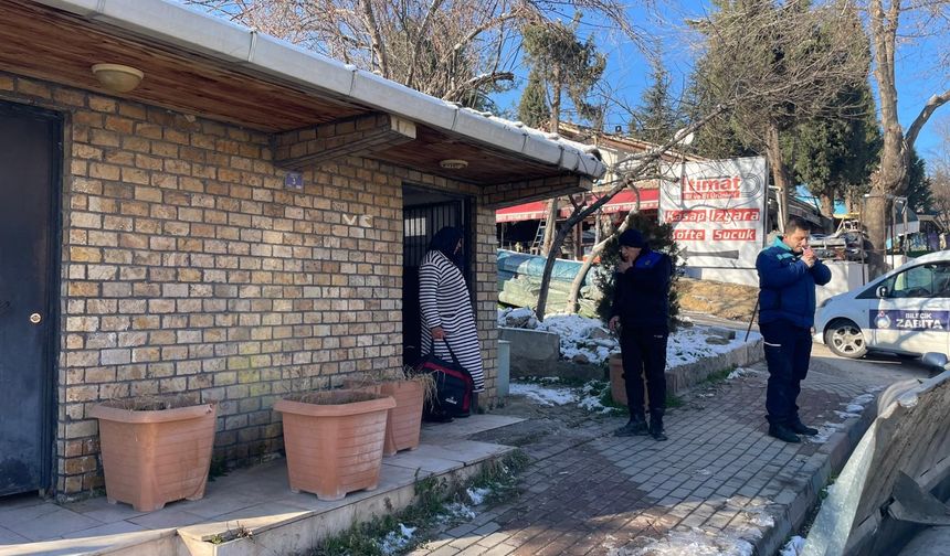 Zabıtadan kaçan kadın dilenci erkekler tuvaletine saklandı