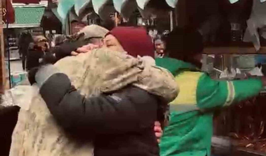 Askerde sandığı oğlunu karşısında gören anne duygulandı
