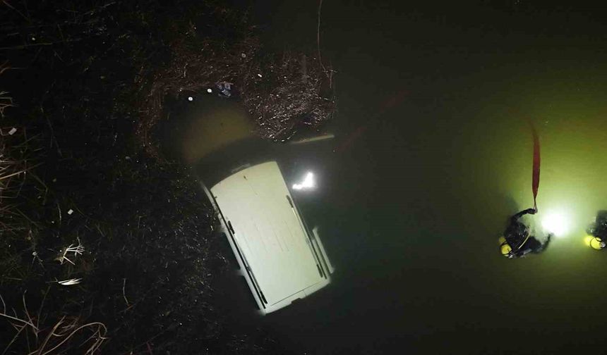 El freni çekilemeyen araç, düştüğü Porsuk Çayı'ndan 4 saat sonra çıkarıldı