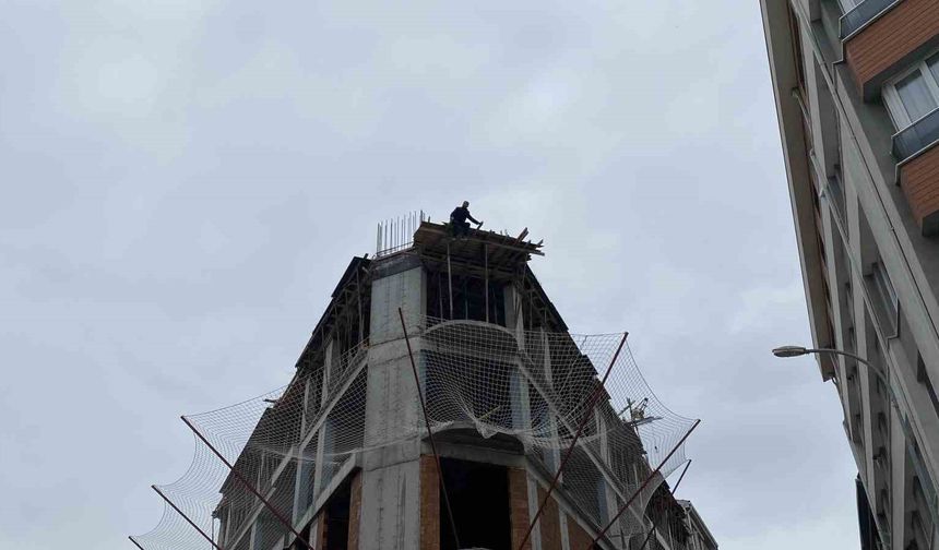 Eskişehir'de panik anları: İnşaatın 8'inci katından atlamaya çalıştı