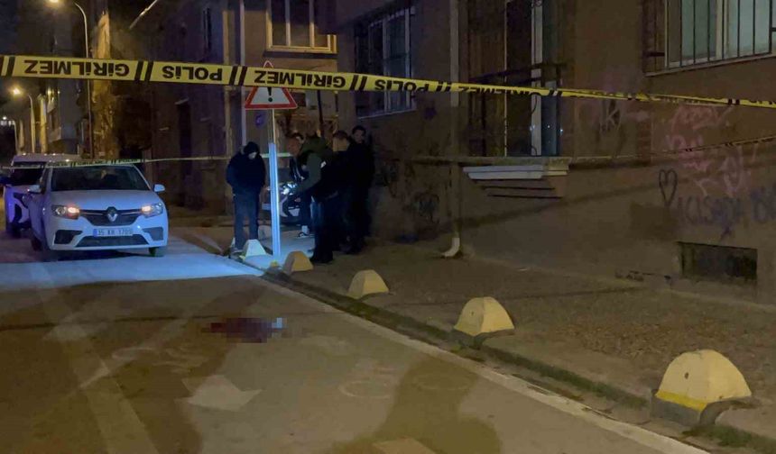 'Kız' kavgası kanlı bitti: 4 yerinden bıçaklanan genç ağır yaralandı