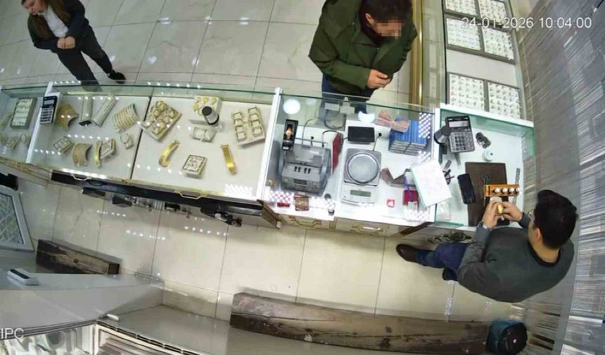 Sahte bilezikleri verip pazarlıkla fazla altın almak isterken yakalandı