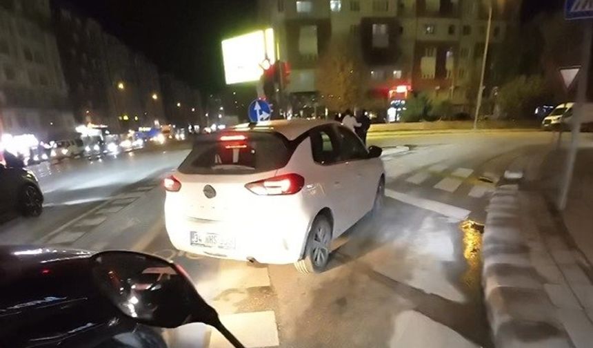 Yanlış trafik ışığına uyan sürücü araç kuyruğuna sebep oldu