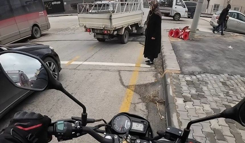 Yoğun trafikte karşıya geçemeyen yaşlı kadının imdadına duyarlı sürücü yetişti