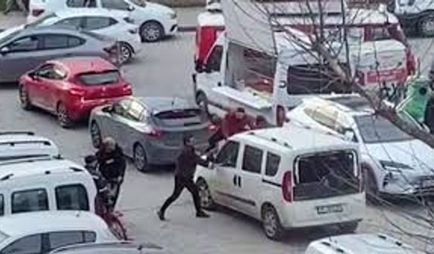 Polis merkezi önünde sopayla darp kamerada