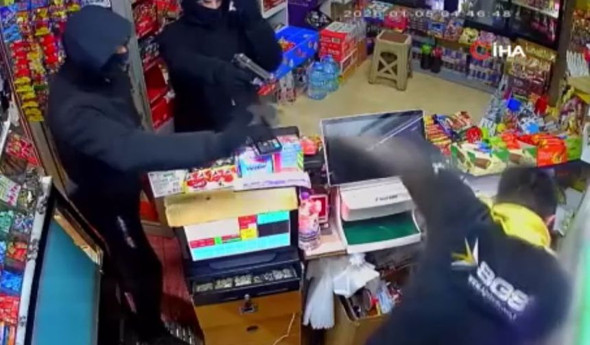 Market sahibine de-hşeti yaşatan gaspçıları polis kıskıvrak yakaladı