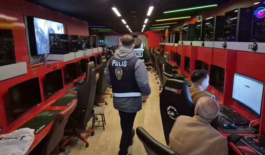 Polisin internet kafede yakaladığı çocuklar panik yaşadı