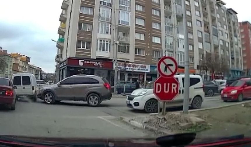 İki aracın çarpışması kameralara yansıdı