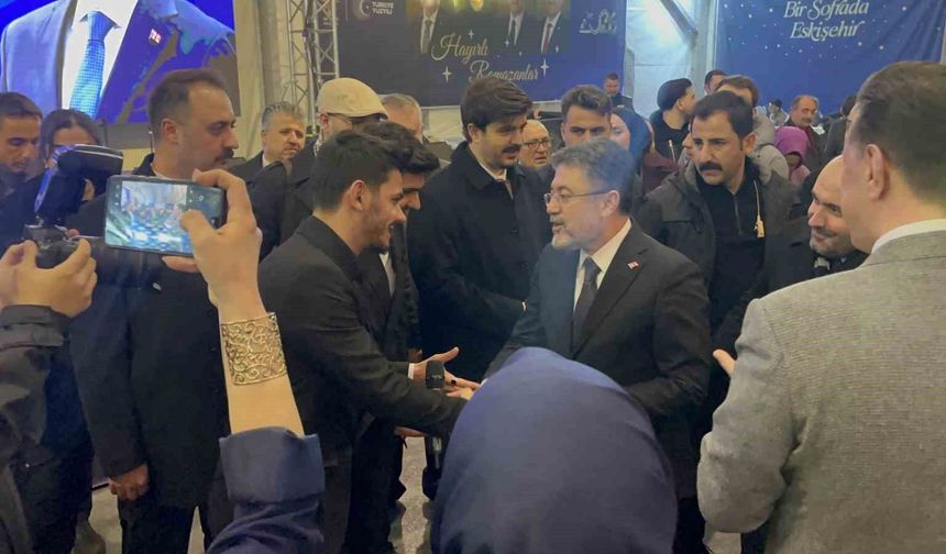 Bakan Yumaklı, gençlerle birlikte 'Kabe'de Hacılar' ilahisini söyledi