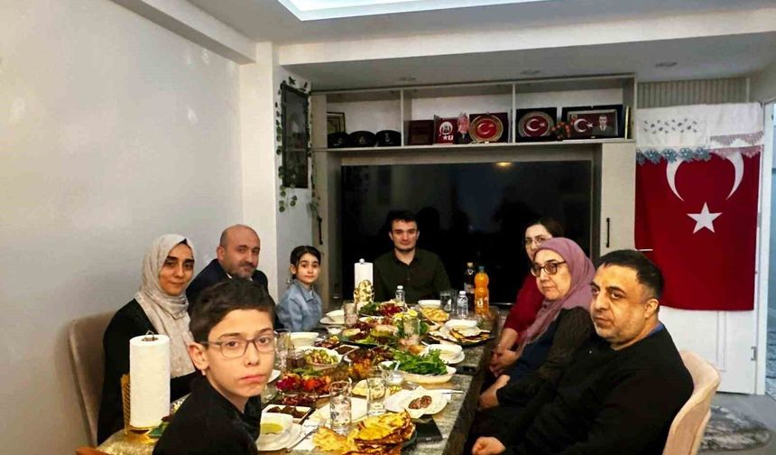 Başkan Albayrak ve ailesi, iftarda şehit evine konuk oldu