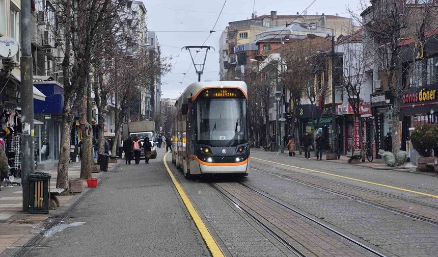 Eskişehir'de kar serpmeye başladı