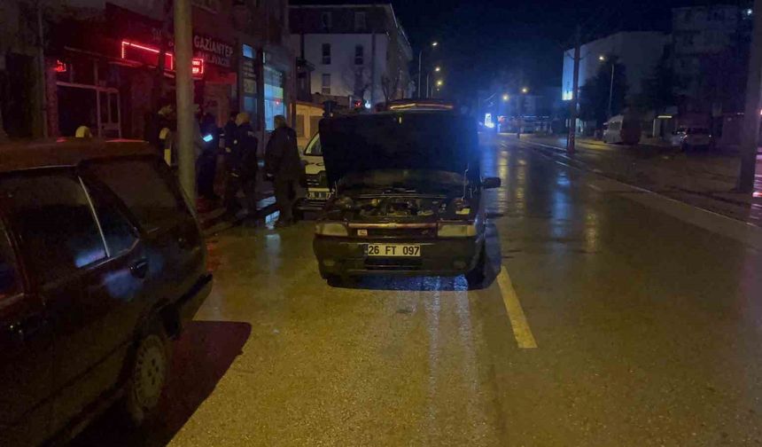 Eskişehir'de motor kısmı yanan araç kullanılamaz hale geldi
