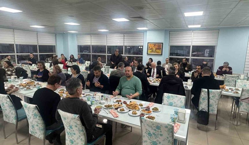Hastane çalışanları iftar sofrasında bir araya geldi