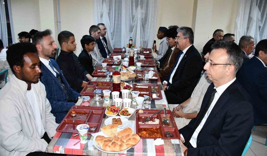 İftarda uluslararası öğrencilerle bir araya gelindi