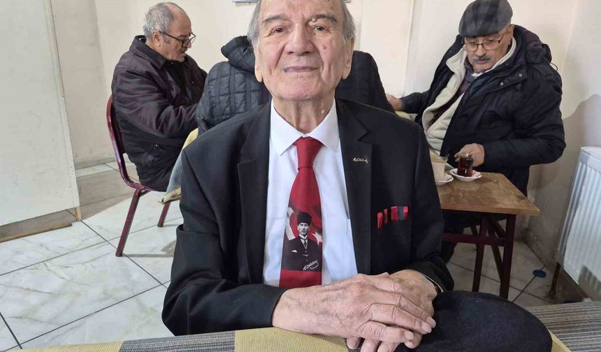 İnsanlara olan sevgi ve saygısından yıllardır takım elbise giyiyor