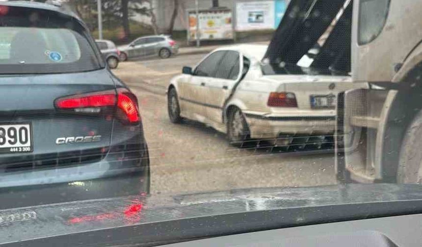 Kamyondaki demirler önündeki araca ok gibi saplandı, facia ucuz atlatıldı