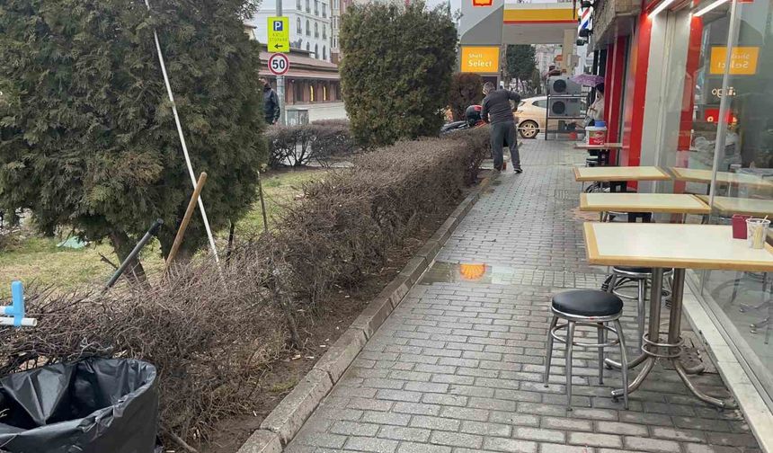 Yan bakma kavgasında biri ağır 2 kişi bıçaklanarak yaralandı