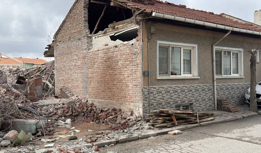 Yeşiltepe  Mahallesi’nde  Yol  İstimlak  Çalışmalarında  Tepki Çeken  Yıkım !