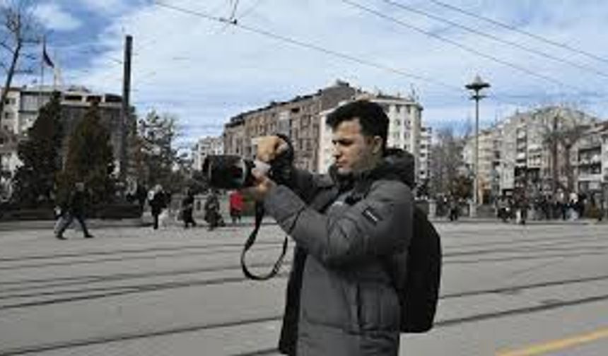 Fotoğrafını çekmek istediği şahıs silah çekti, korku dolu anlar kameraya yansıdı