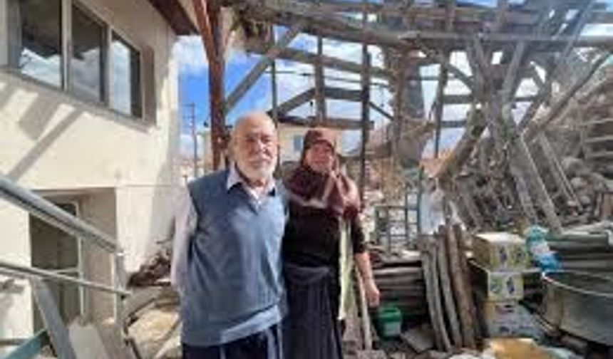 Eskişehir'de ilginç kaza; belediye ekipleri yaşlı çiftin evini adeta başına yıktı