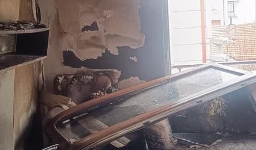 Yangında dumandan etkilenen 3 kişi hastaneye kaldırıldı