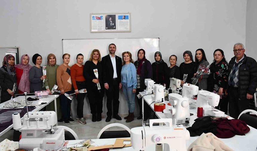 Beylikova'da kadınlar için bin çiçek dağıtıldı