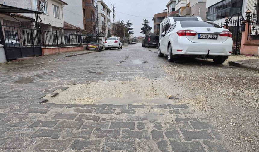 Ertuğrulgazi Mahalledeki bozuk yollar sürücülere zorluk yaşatıyor
