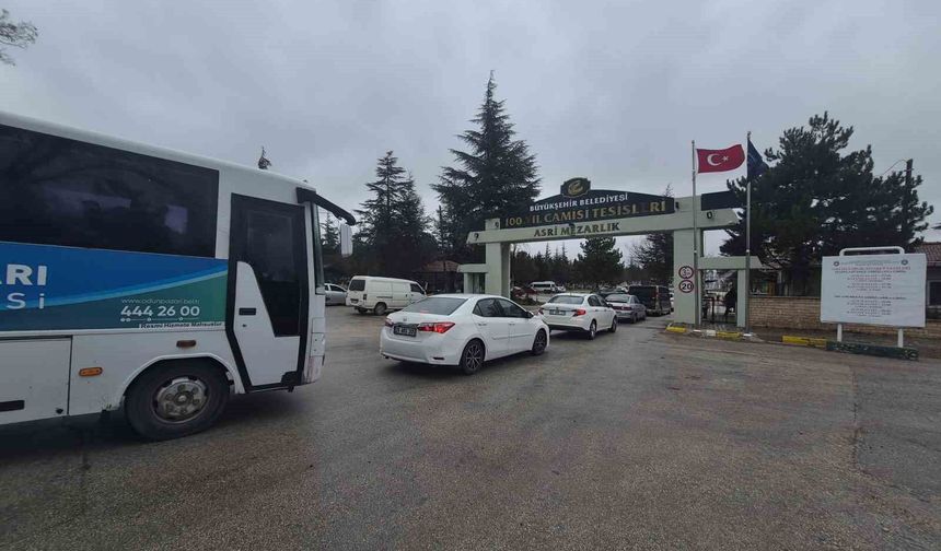 Eskişehir'de Arefe gününde Asri Mezarlık'ta yoğunluk yaşandı