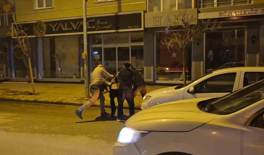 Eskişehir'de olaylı gece: Cadde ortasındaki kavga kamerada