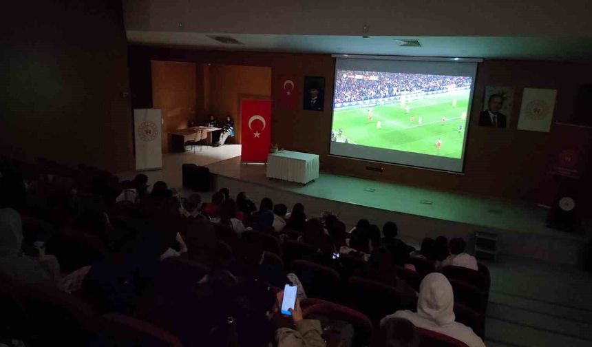 Eskişehirli öğrenciler milli heyecanı omuz omuza yaşadı