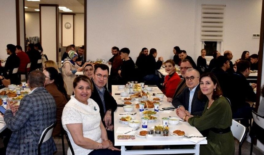 ESOGÜ Hastanesi'nde hastane personeli ve hasta yakınları iftarda bir araya geldi