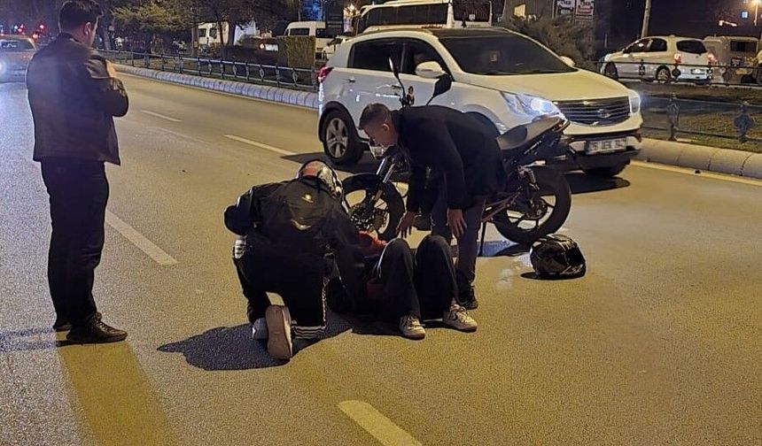 Kadın motosiklet sürücüsü otomobile arkadan çarptı