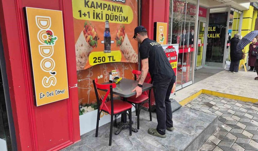 Yedikleri dürümlerin parasını ödemeden kaçan gençler kameraya yansıdı