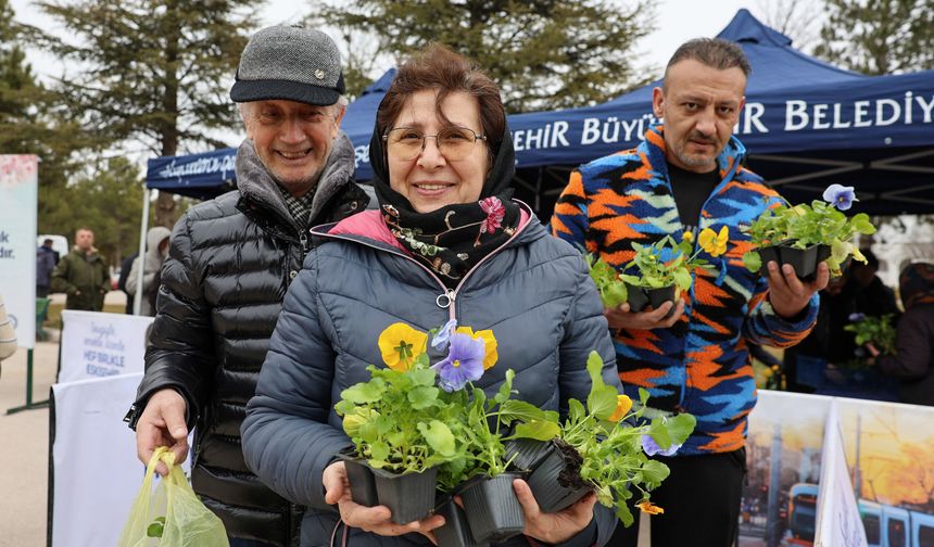 Mezarlıkta Çiçekler Büyükşehirden