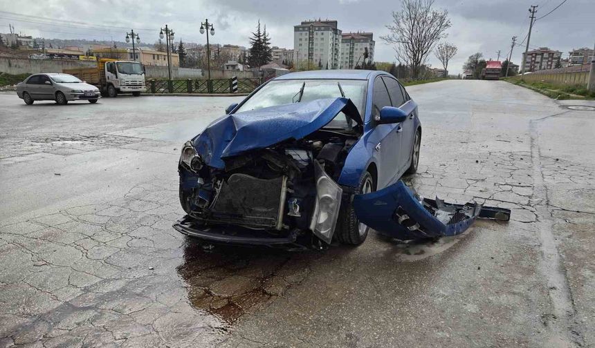 'Dur' levhasına uymayan otomobil, çöp kamyonuna çarptı: 1 yaralı