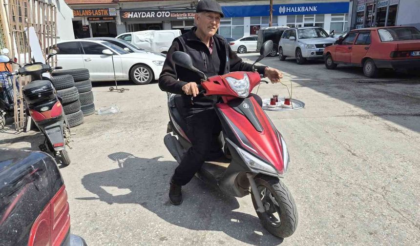 Eskişehir'de 44 senedir çaycı olan esnafın ilginç çalışma yöntemi