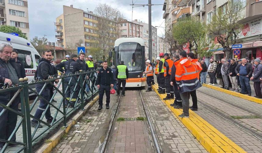 Eskişehir'de tramvayın çarptığı yaşlı kadın yaralandı