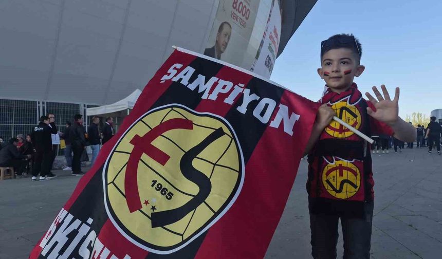 Eskişehirspor'a kumbarasını bağışlayan minik Buğra takımını yalnız bırakmıyor