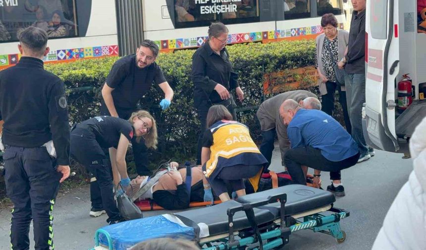 Kaldırıma çıkan araç yayayı ezdi