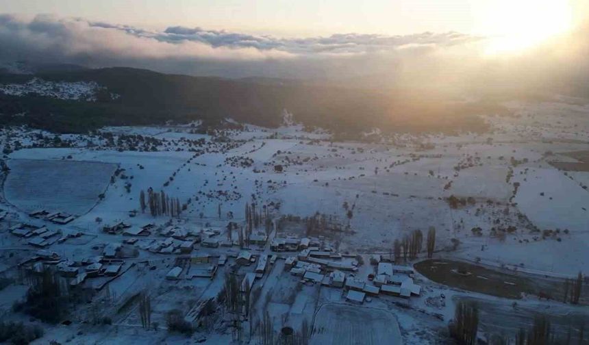 Nisan yağan kar mahalleyi beyaz örtü ile kapladı