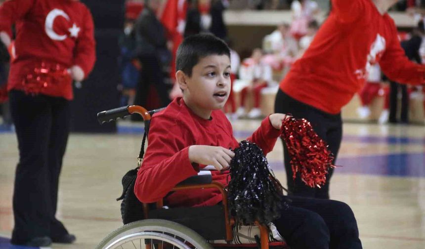 'Özel' torununu sahne kenarında yönlendiren anneannenin heyecanı dikkat çekti