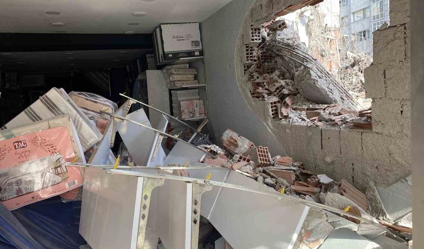 Sadece apartman değil, esnafın ekmek teknesi de yıkıldı