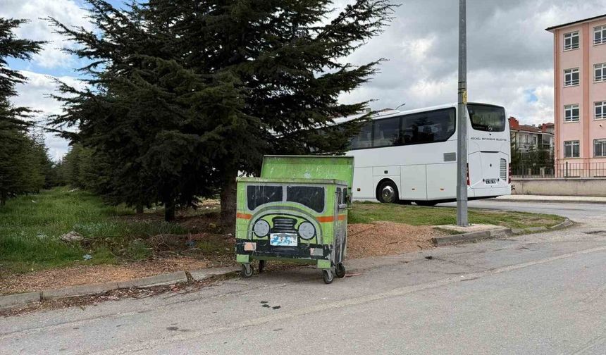 Tır motifli çöp kutusu dikkat çekiyor