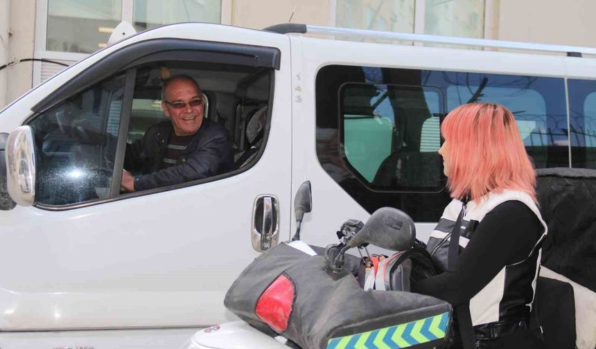 Trafikte karşılaştığı kadın kuryede sanki kaybettiği kızını gördü