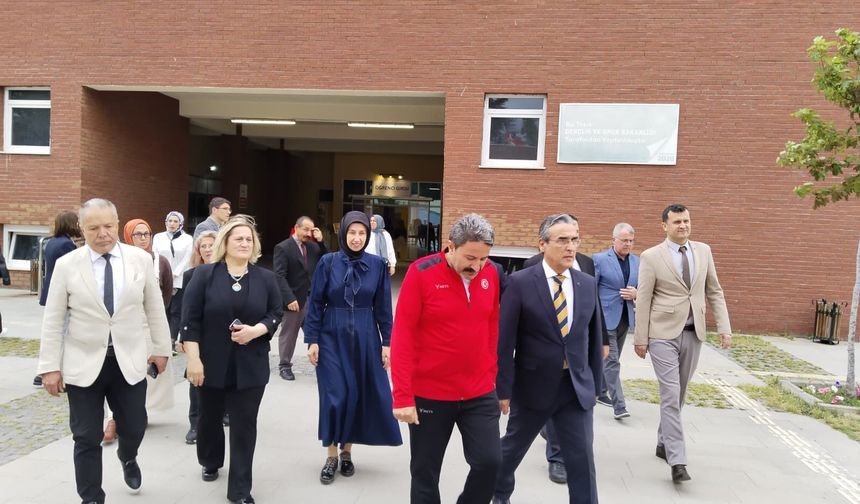 Eskişehir Gençlik ve Spor il Müdürü Hasan Kalın el sanatları ve resim çalışmaları Sergisine katıldı
