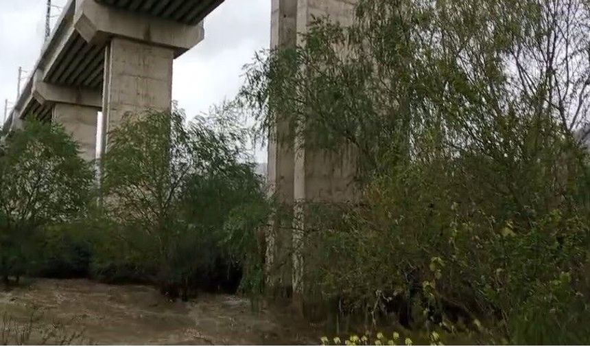 Köprü sele dayanamadı, YHT viyadük ayağı tehlike altında
